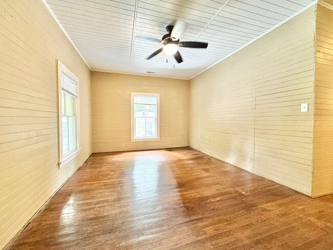 Building Photo - 2 Bedroom in College Hill Convenient to UN...