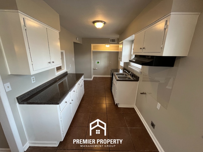 Building Photo - Beautiful 3BR/2BA Memphis Home with Hardwood Floors, Formal Dining & Fenced Yard