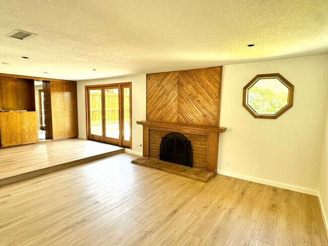 Building Photo - Charming Single Story Upgraded East End Home
