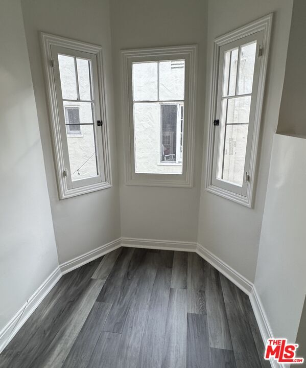 Building Photo - 326 1/2 N Sycamore Ave