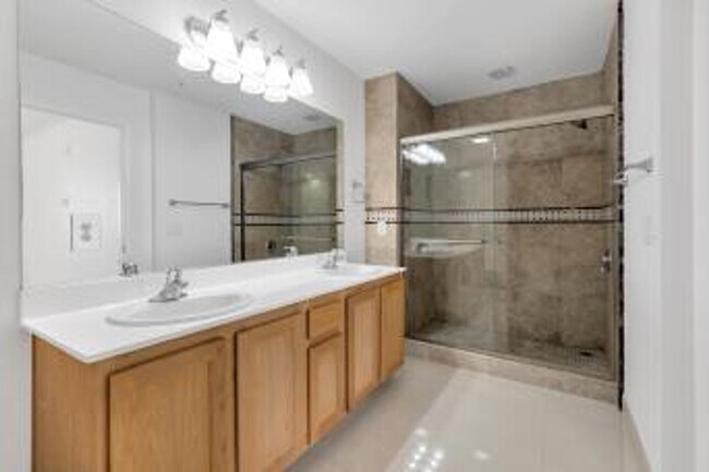 Building Photo - Two bedroom Park Avenue Condo/Freshly pain...