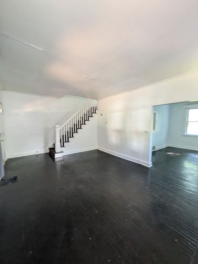 Building Photo - 1813 Converse St