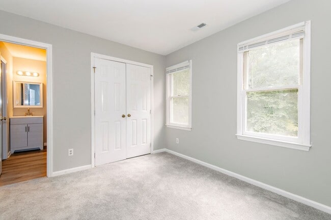 Building Photo - Spacious and conveniently located 3-bedroom, 2.5-bath duplex in Southwest Raleigh!