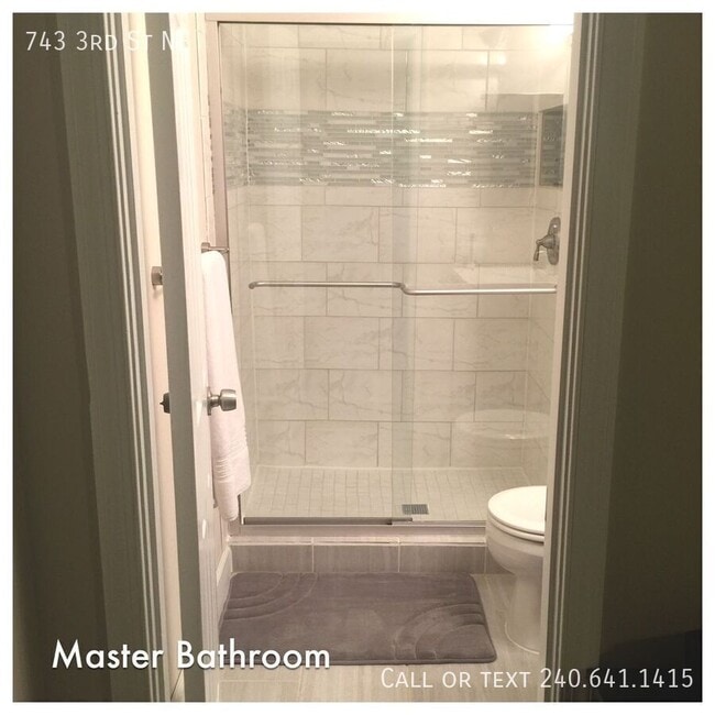 Building Photo - 743 3rd St NE