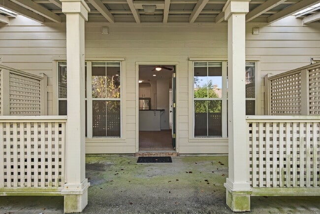 Building Photo - "Charming 3-Bedroom Townhouse Oasis in Destin!"