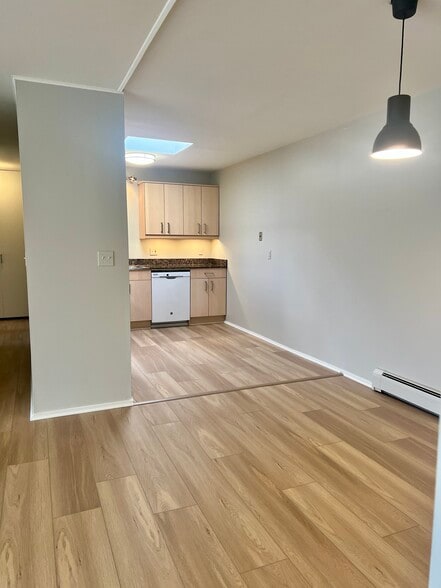 2BR, 1BA - 1,025SF Dining Room & Kitchen - Camelot Apartments