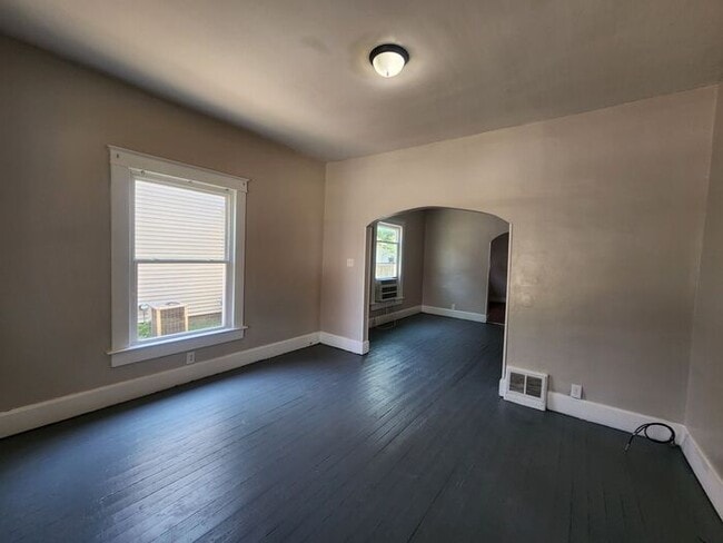 Building Photo - 5 Bedrooms 1.5 Bath on the Northeast side of Town