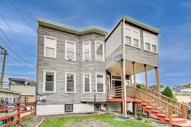Building Photo - 2144 W Montrose Ave