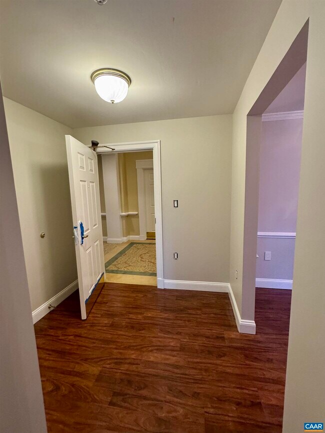 Building Photo - 500 Crestwood Dr