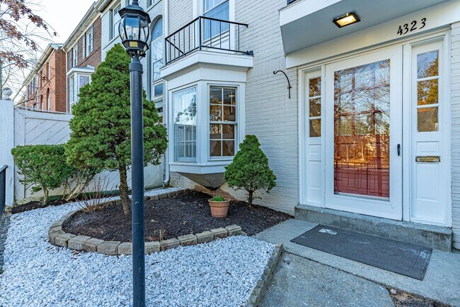 Building Photo - Renovated Home in Pinewood Lake Neighborhood