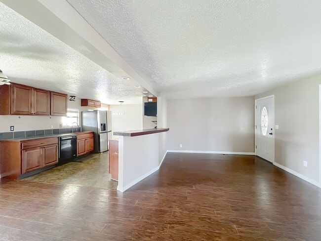 Building Photo - 425 Baker Rd