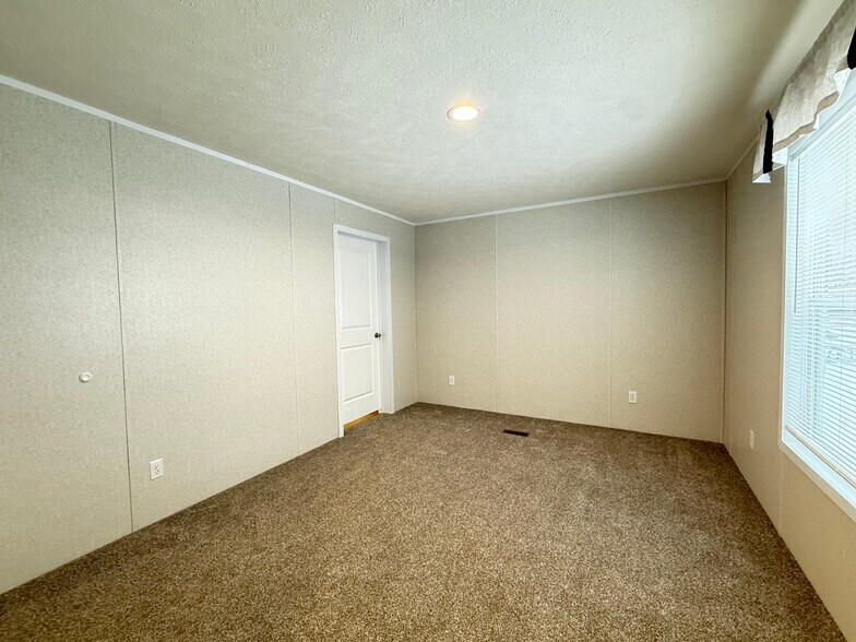 Building Photo - 29909 Flushing Dr