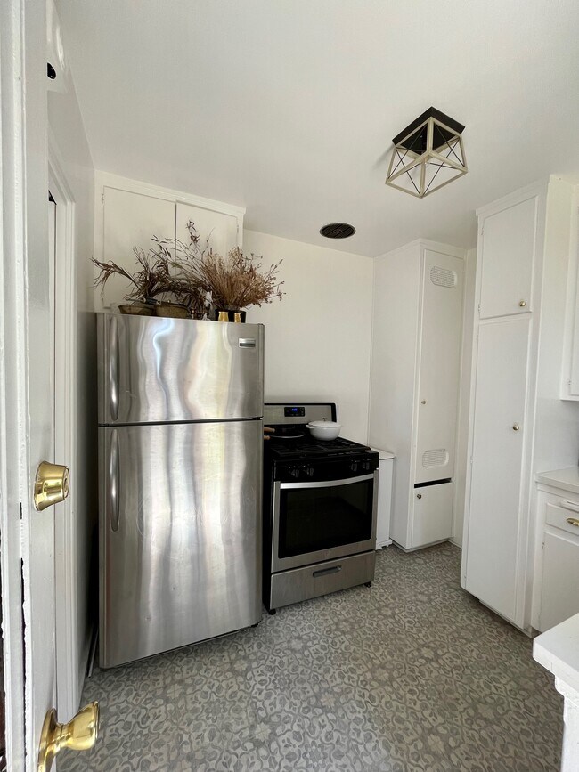 Building Photo - 830 20th St