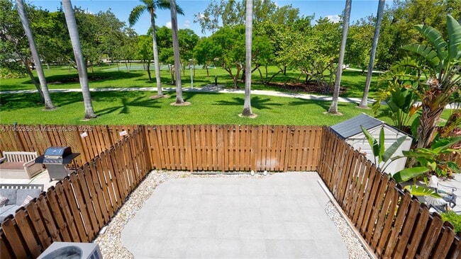 Building Photo - 933 NE 24th Ave