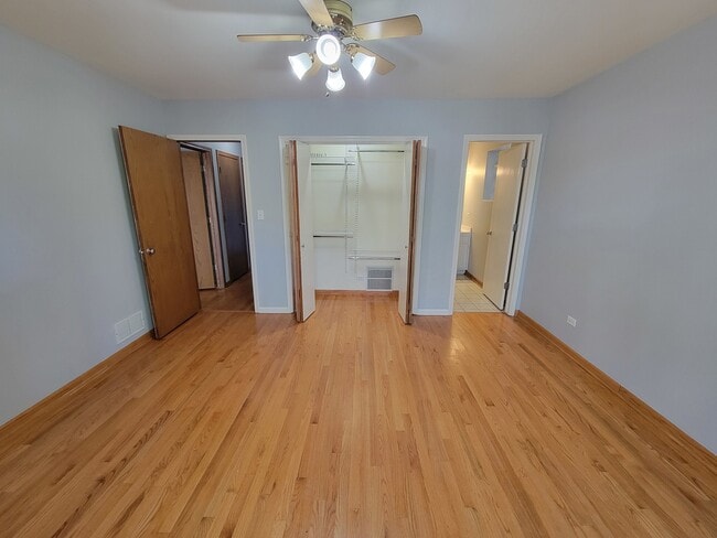 Building Photo - 7411 N Claremont Ave