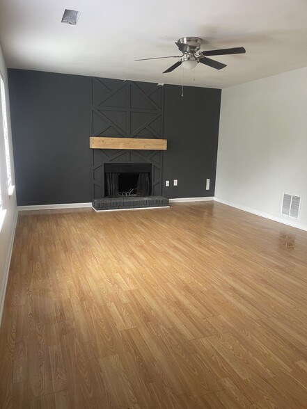 Living room - 931 Mill Stone Dr