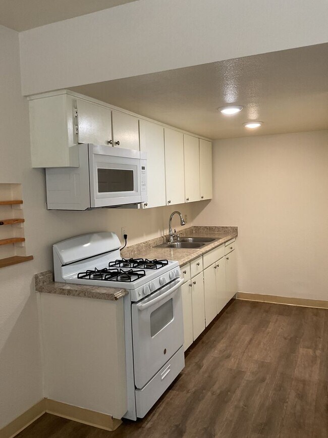 Building Photo - 5519 Paloma Ave