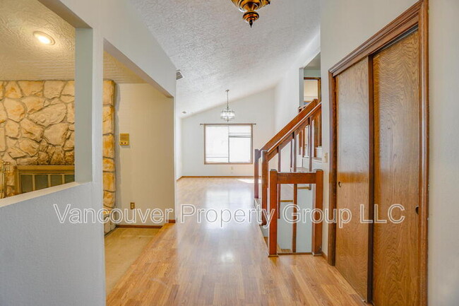 Building Photo - 7003 NW Dogwood Dr