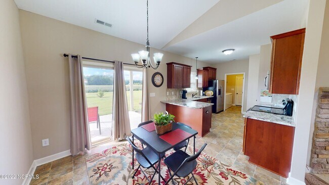 Building Photo - CHARMING ROSEWOOD HOME! 3 BR 2 BA w/ FENCE...