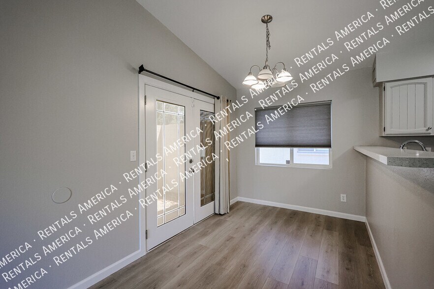 Building Photo - 3333 S Parkside Dr