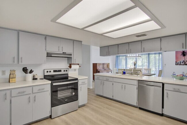 Building Photo - 1045 N Cres Dr