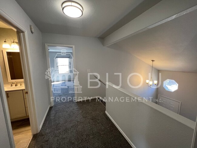 Building Photo - Spacious Rockrimmon Townhome