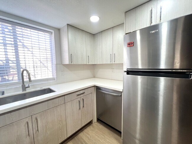 Building Photo - Recently remodeled 2-bed, 2-bath unit for rent in North Las Vegas!