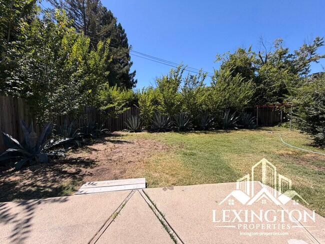 Building Photo - Charming 2 Bedroom Home with Large Backyard & Garage