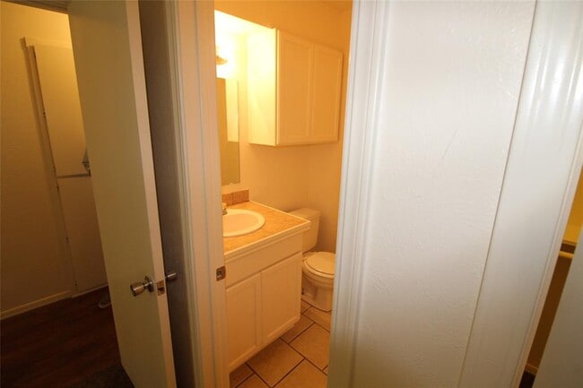 Building Photo - 211 Skylark Ct