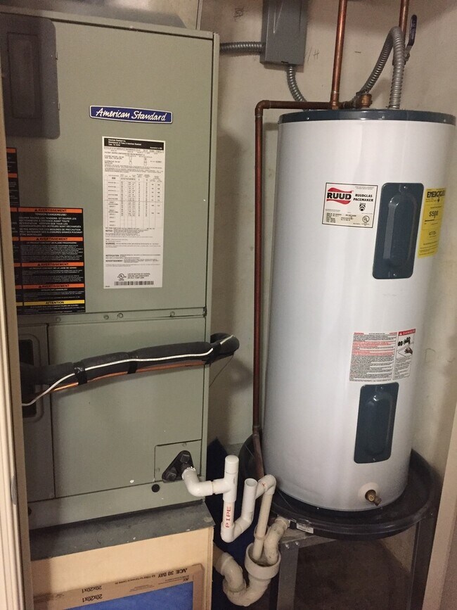 Building Photo - Amazing Renovated 1 Bedroom Condo in University Heights