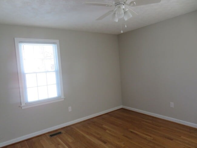 Building Photo - Colonial Heights