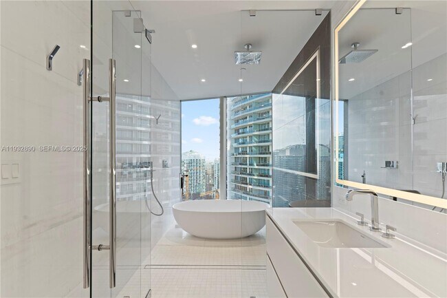 Building Photo - 300 Biscayne Blvd Way