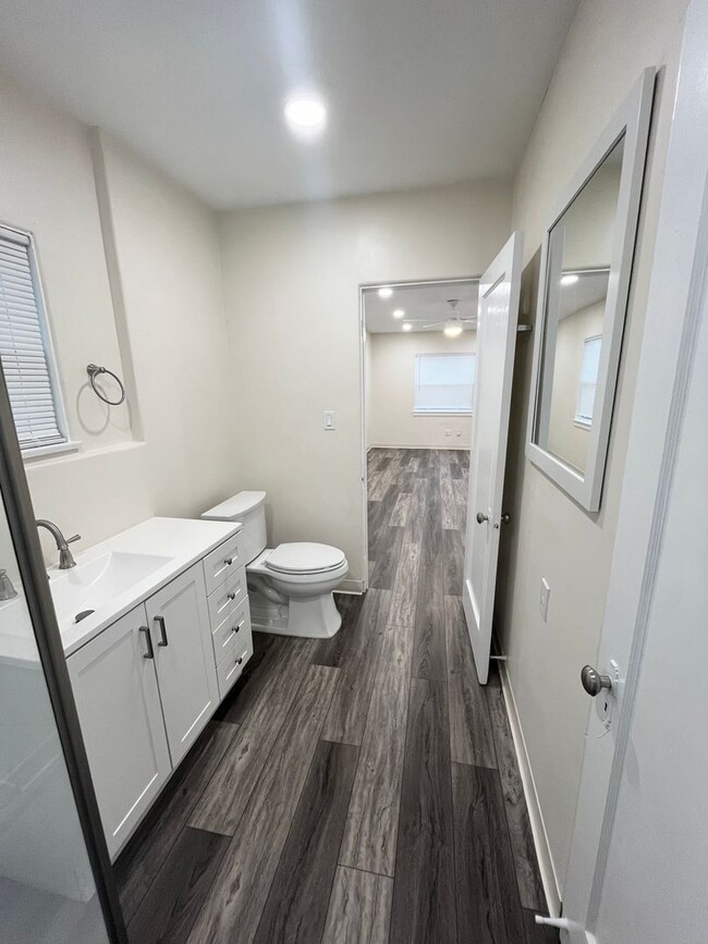 Building Photo - GREAT LOCATION IN SOUTH PARK! 1BD/1BA UPST...