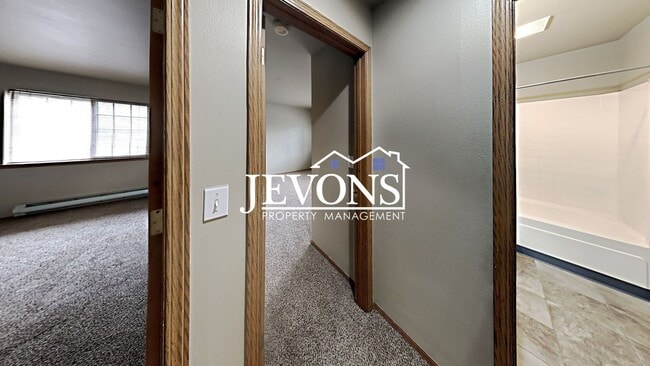 Building Photo - Beautiful duplex near I-823 with flexible ...