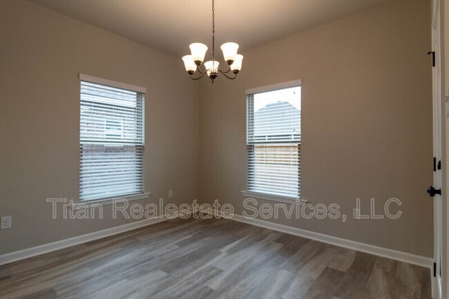 Building Photo - 526 Elwick Dr