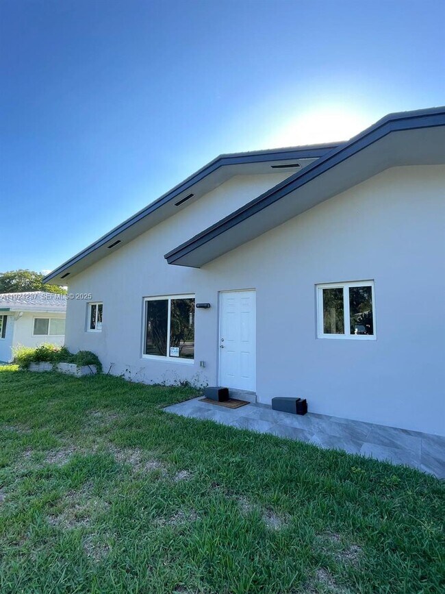 Building Photo - 4701 NE 3rd Ave