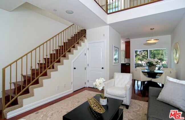 Building Photo - 2027 Beloit Ave