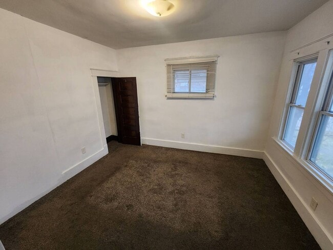 Building Photo - Charming 3-Bedroom Property in Prime Location