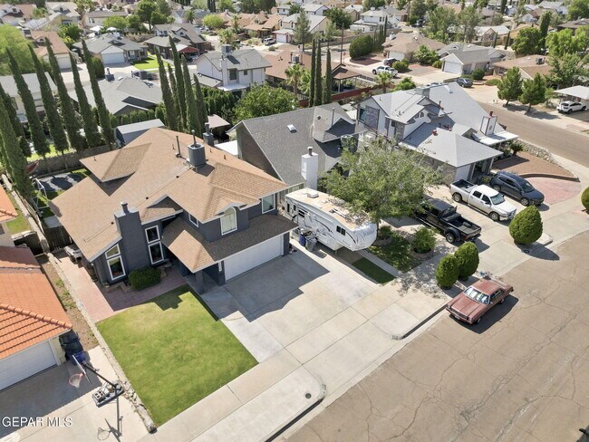 Building Photo - 2437 Fletcher Pl