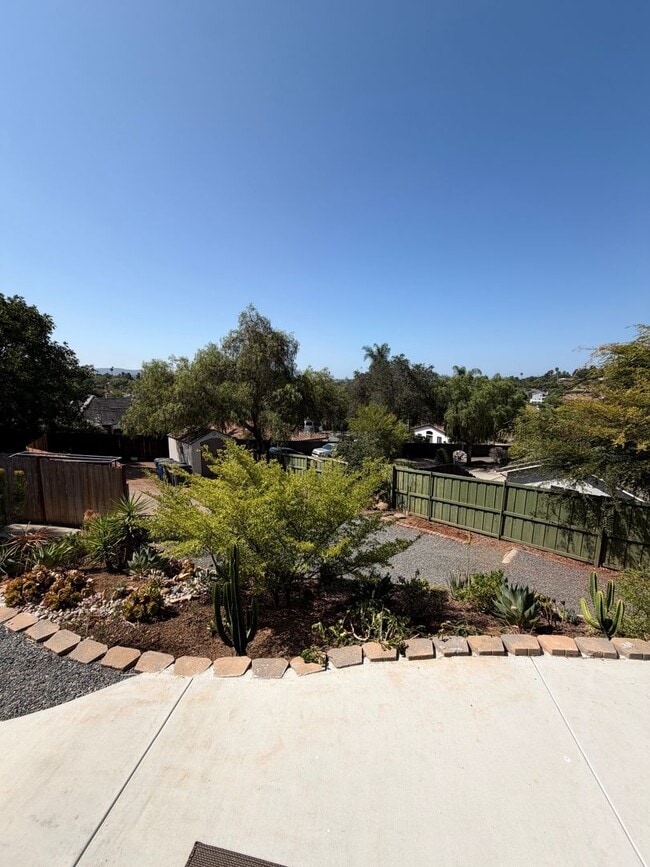 Building Photo - 1564 York Dr