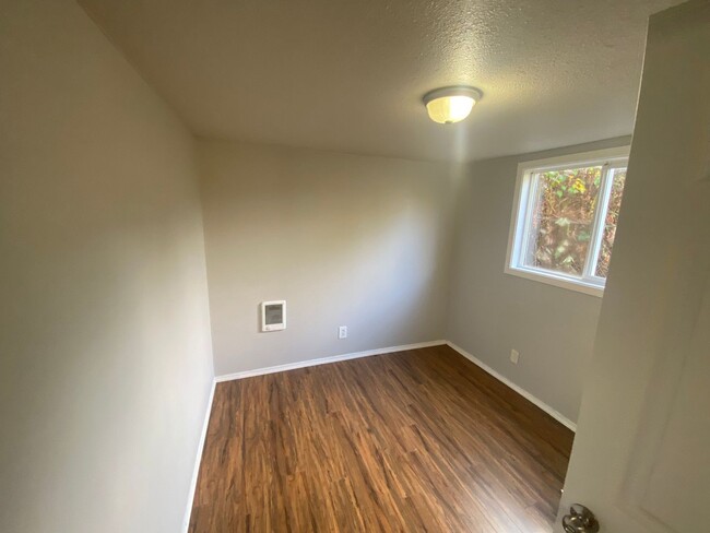 Building Photo - ***MOVE IN SPECIAL!!!*** Newly Remodeled 1...