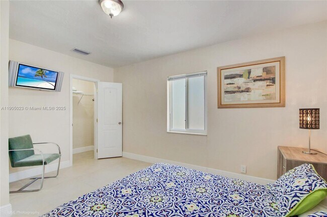 Building Photo - 518 SW 7th Ave