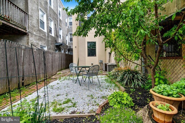 Building Photo - 2016 Bainbridge St