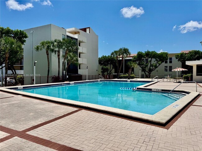 Building Photo - 8810 Fontainebleau Blvd
