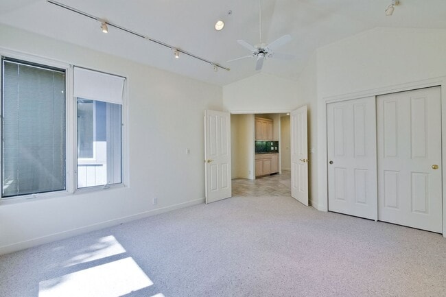 Building Photo - Large 3,767 sqft home on a 10,000 sqft lot- 2 bed located on 1st floor w/ separate entrance - Top...