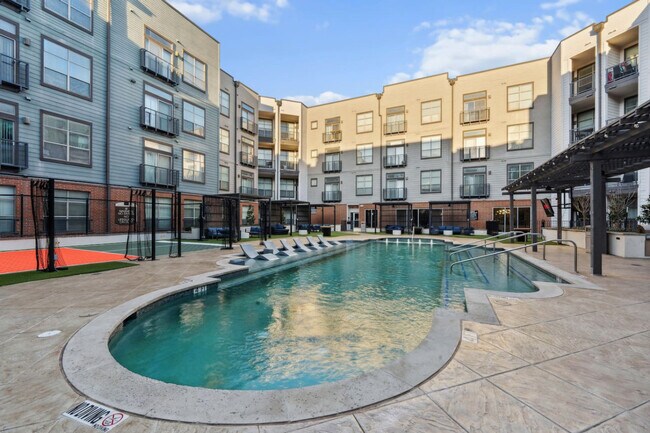 Building Photo - 2922 Elm St