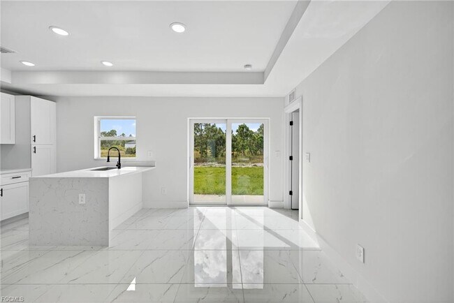 Building Photo - 1108 Eauclaire St E