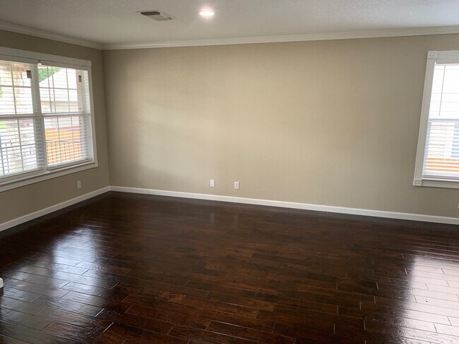 Building Photo - *MOVE IN SPECIAL* Gorgeous Four Bedroom Home with Covered Patio Near Medical Center!!