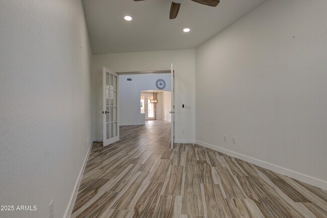 Building Photo - 2237 W Bonanza Ln