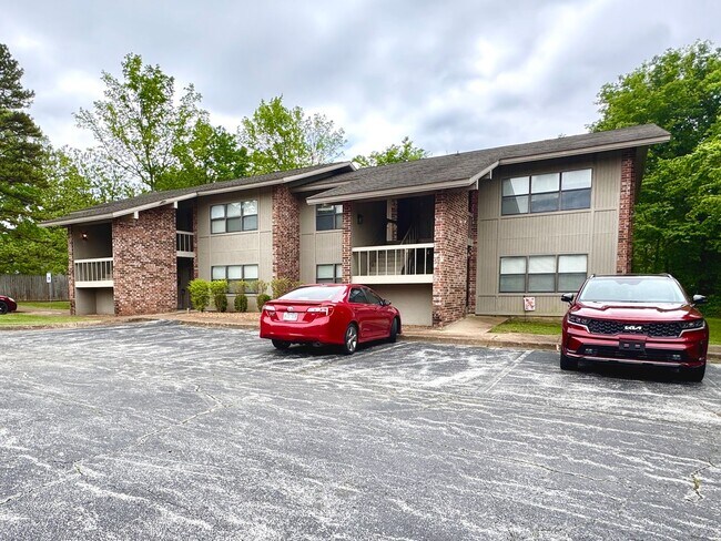 Primary Photo - 1/1 Close to Shops, the College, and other...